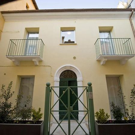 Апартаменты Vico Amato Residenza Сульмона Экстерьер фото
